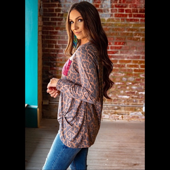 🐾Leopard Knotted Top W/ Fuchsia Sequin Accent🐾 - Picture 3 of 7